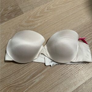 MAIDENFORM COMFORT DEVOTION STRAPLESS WHITE BRA. 
SIZE 36B